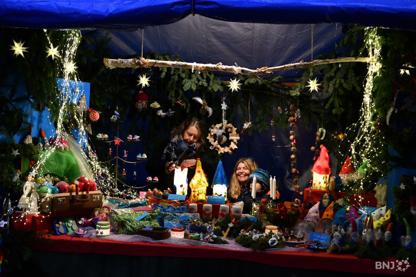 Les marchés de Noël jurassiens, ici un artisan à St-Ursanne, prennent de l'ampleur. (Photo : Georges Henz)