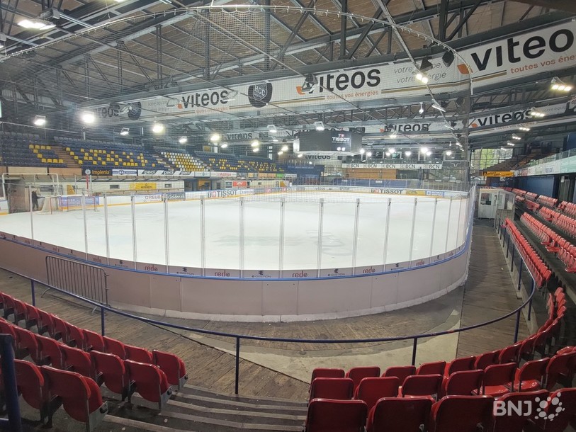 La patinoire des Mélèzes a changé de visage depuis la saison dernière pour s'adapter aux exigences sanitaires.