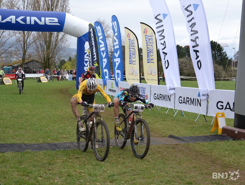Romain Bannwart, à gauche, lance son vélo pour coiffer Lucien Besançon de trois petits centièmes.