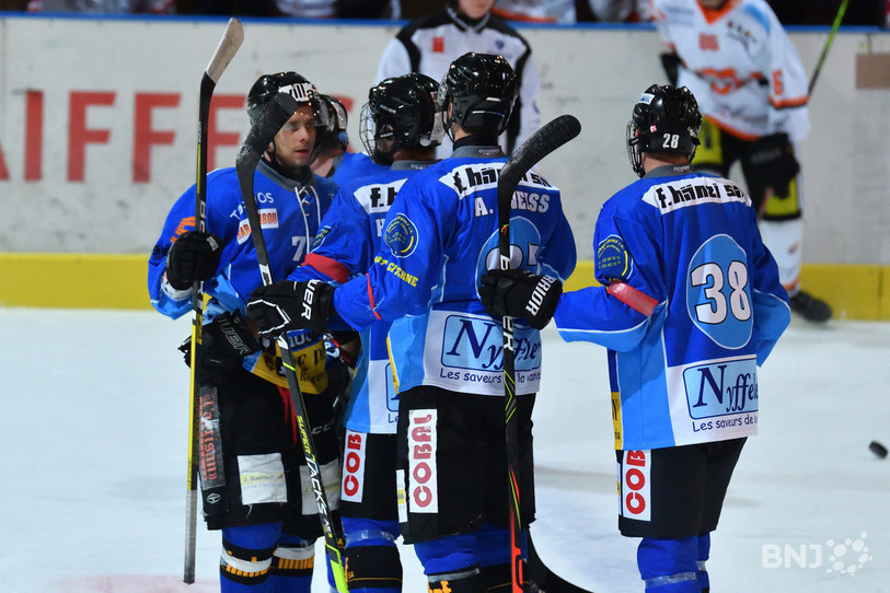 Le HC Moutier s'est incliné 8-1 lundi soir face à Star Chaux-de-Fonds (photo archives : Georges Henz).