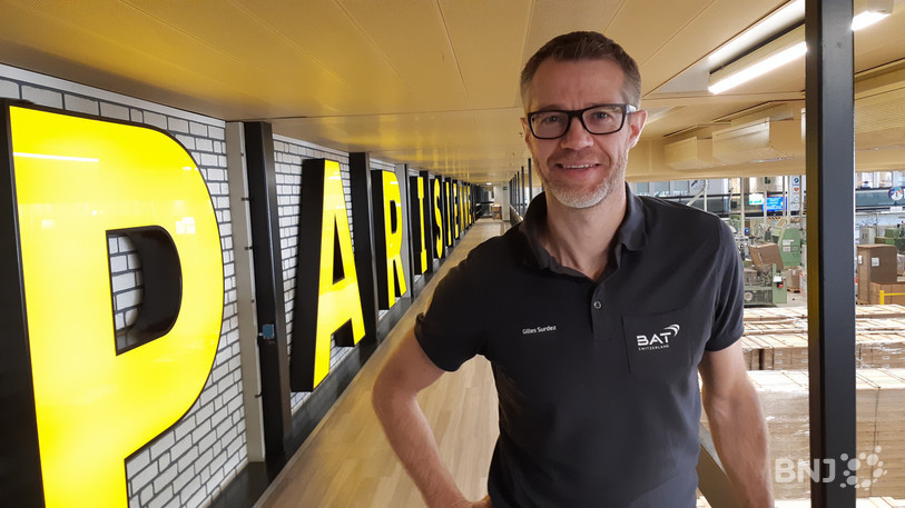 Le directeur du site de Boncourt Gilles Surdez pose dans la halle qui confectionne le produit phare de BAT, la cigarette Parisienne.