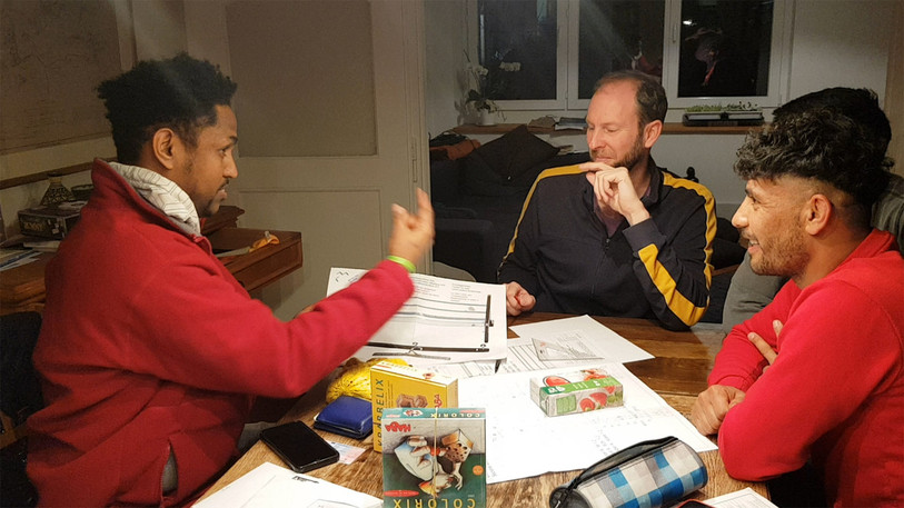 Tant qu’ils n’ont pas reçu leur permis F, les requérants d’asile ne peuvent pas profiter de cours de français dans le cadre d’un programme officiel. C’est là qu’Amitra entre en jeu. (Photo : Amitra)