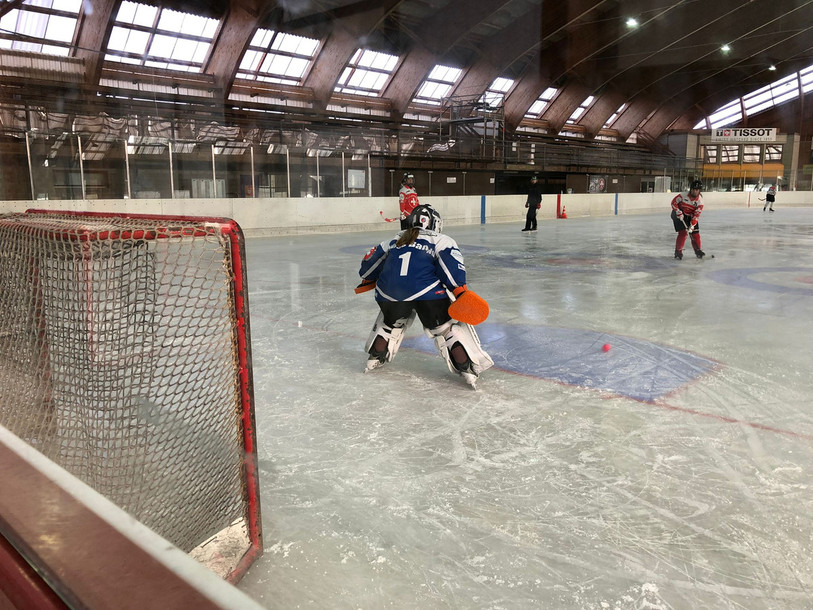 Le bandy se joue normalement sur des surfaces grandes comme des terrains de football. Mais en Suisse, il faut s'adapter, car de telles patinoires n'existent pas. (Photo: Fédération suisse de bandy)