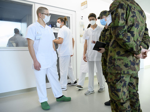 De nouveaux militaires sont entrés en service lundi. (Photo: KEYSTONE/LAURENT GILLIERON).