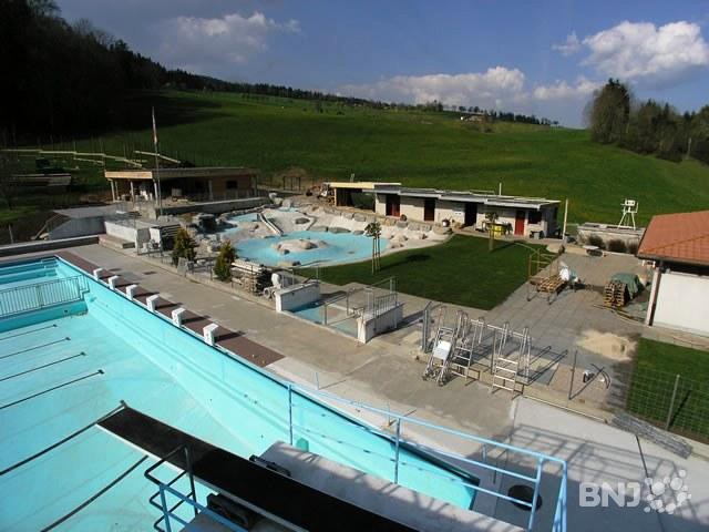 L'offre propose un accès aux piscines (ici, celle des Combes), patinoire et remontées mécaniques.
