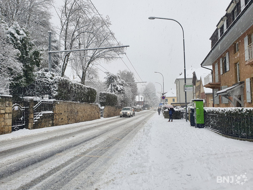De fortes chutes de neige perturbent la circulation dans le canton de Neuchâtel ce vendredi matin, comme ici à Peseux.
