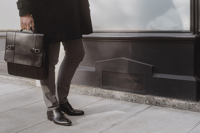 Ce kit se cache à l'intérieur de ces mallettes en cuir. (Photo : Initium).