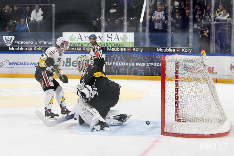 L'attaquant du HC Ajoie Ueli Huber trompe le gardien de Fribourg Reto Berra. A ce moment-là, les Jurassiens menaient 3-1 dans l'antre du leader du championnat. (photo : KEYSTONE/ANTHONY ANEX)