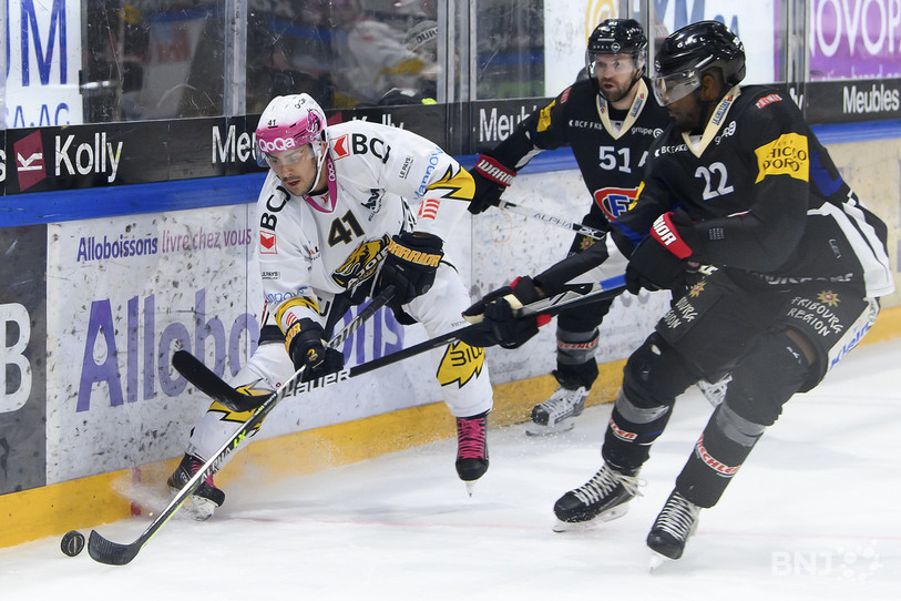 Maxime Fortier a inscrit son 10e but sous le maillot du HC Ajoie vendredi à Fribourg. Il est le meilleur buteur du club jurassien cette saison. (photo : KEYSTONE/ANTHONY ANEX)