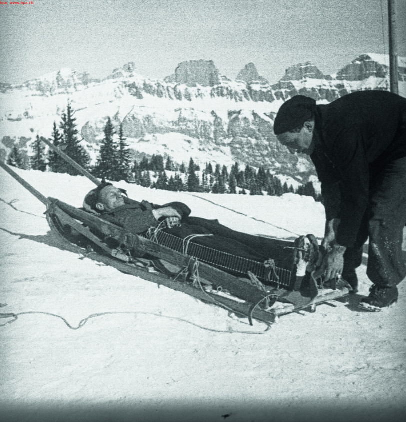 Cette photo tirée des archives du bpa montre le sauvetage d'un amateur de sports d'hiver dans le canton de Saint-Gall, en 1946.