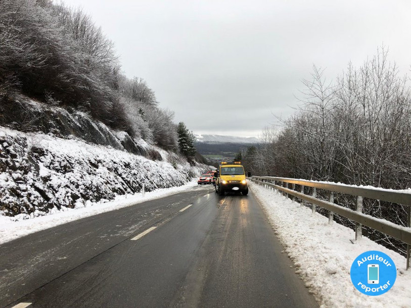 Une voiture a glissé à cause de la neige au-dessus de Glovelier, ici au lieu dit