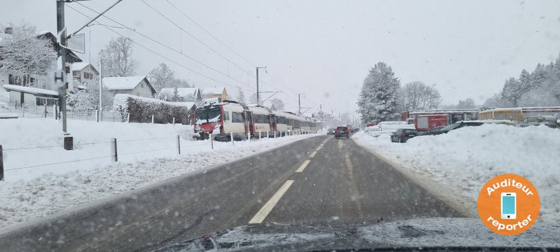 Le train a déraillé sous la violence du choc. (Photo : Auditeur-reporter).