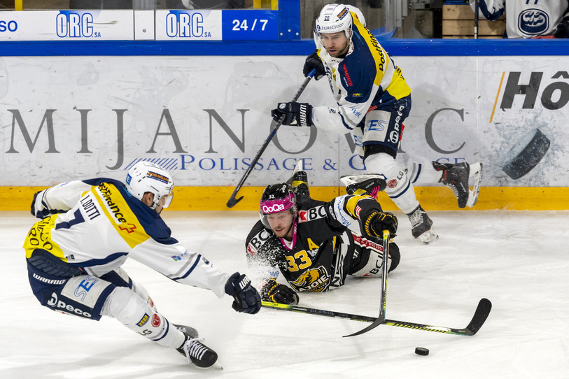 A l'image d'Anthony Rouiller, le HC Ajoie a chuté samedi face à Ambri à Porrentruy (photo : KEYSTONE/Georgios Kefalas).