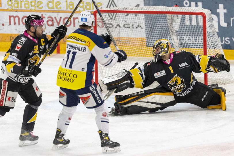 Tim Wolf n'a pas pu faire de miracle dans le but du HC Ajoie samedi soir face à Ambri (photo : KEYSTONE/Georgios Kefalas).