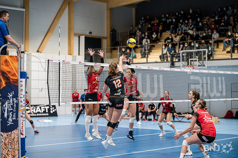 Le Volleyball Franches-Montagnes n'a pas pu résister face aux attaques du NUC, à l'image d'Elise Boillat (photo : Jonathan Vallat).
