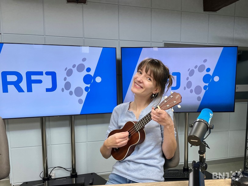 Caroline, son ukulélé et le tube de Noël!