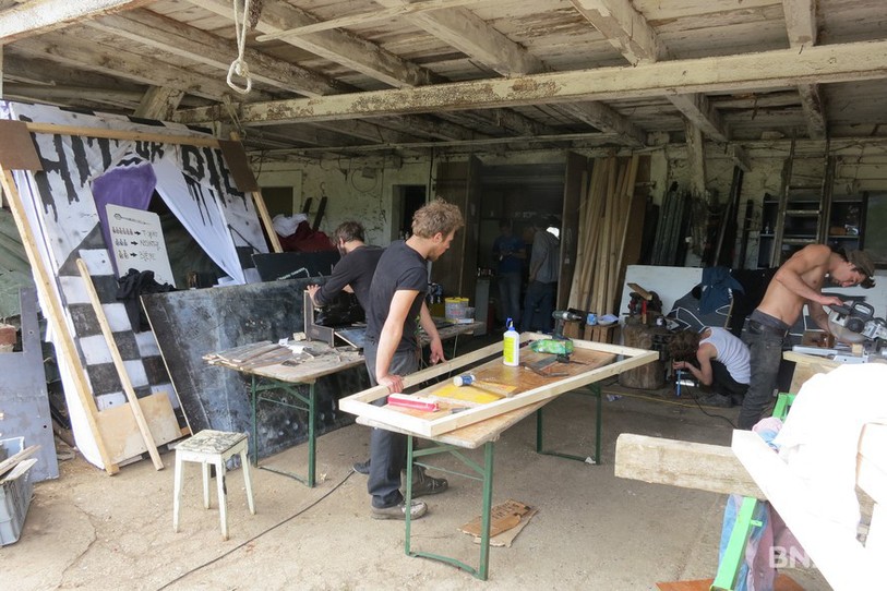 Une partie de l'équipe du Freaks Show en pleine préparation des décors à Chézard.