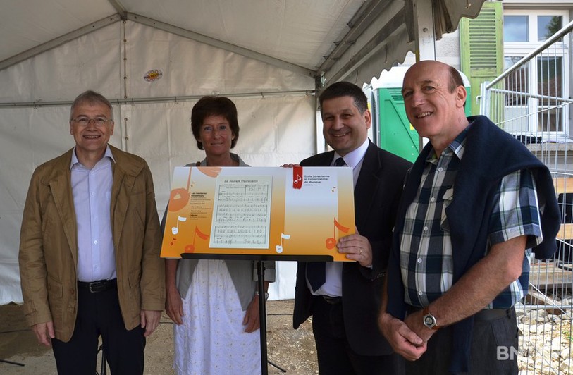 Claude Hêche (président du comité  de soutien), Carmen Bossart (présidente), Pierre Kohler (maire de Delémont) et Maurice Hertzog (directeur) autour d'une plaquette qui sera placée dans le nouveau bâtiment