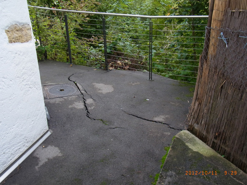 Les mouvements du terrain ont provoqué des fissures par endroit. Ici, la ruelle Marfaux en 2012. (Photo: Service technique de la Commune de Boudry).