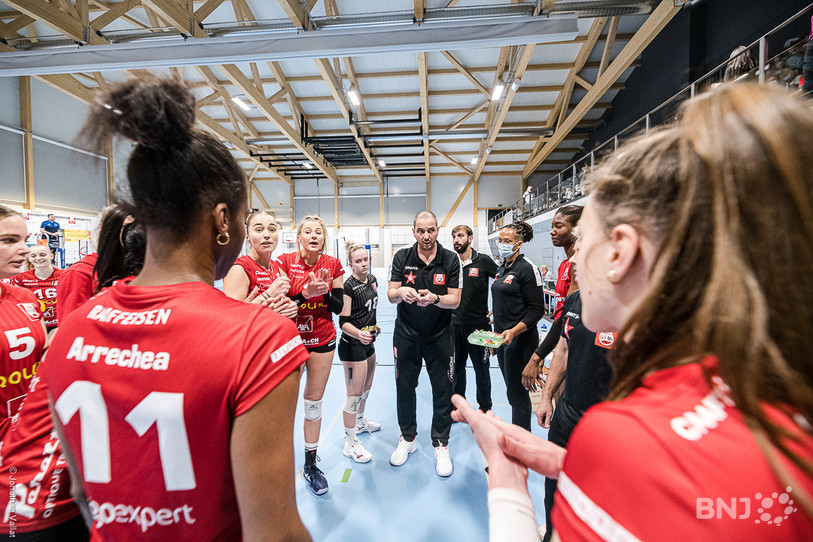 L'entraîneur du Volleyball Franches-Montagnes Leonardo Portaleoni devra préparer ses joueuses pour défier Kanti Schaffhouse en Coupe de Suisse. (Photo : Jonathan Vallat).