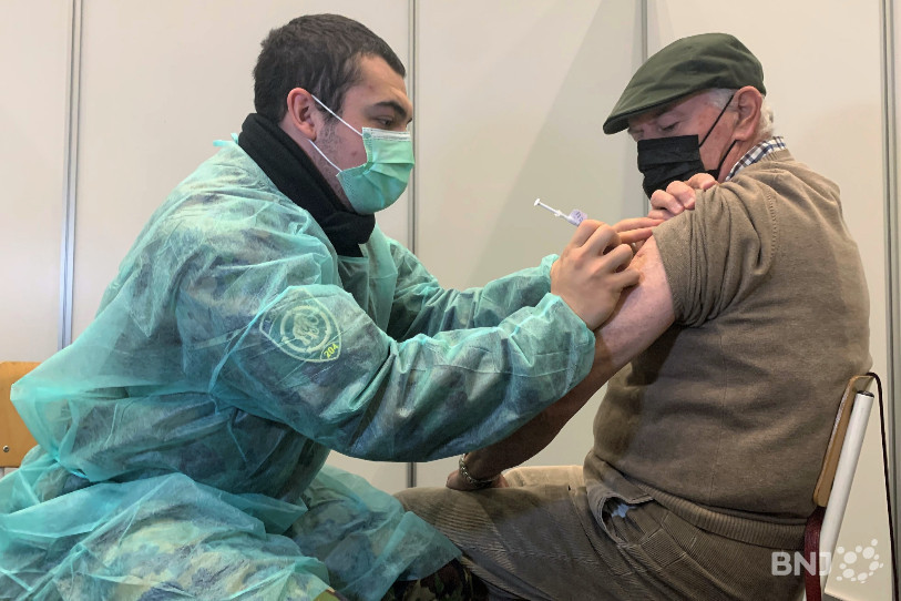 Romain Ducommun, soldat sanitaire, est l'un des six militaires actifs depuis lundi au nouveau centre de vaccination à Delémont.
