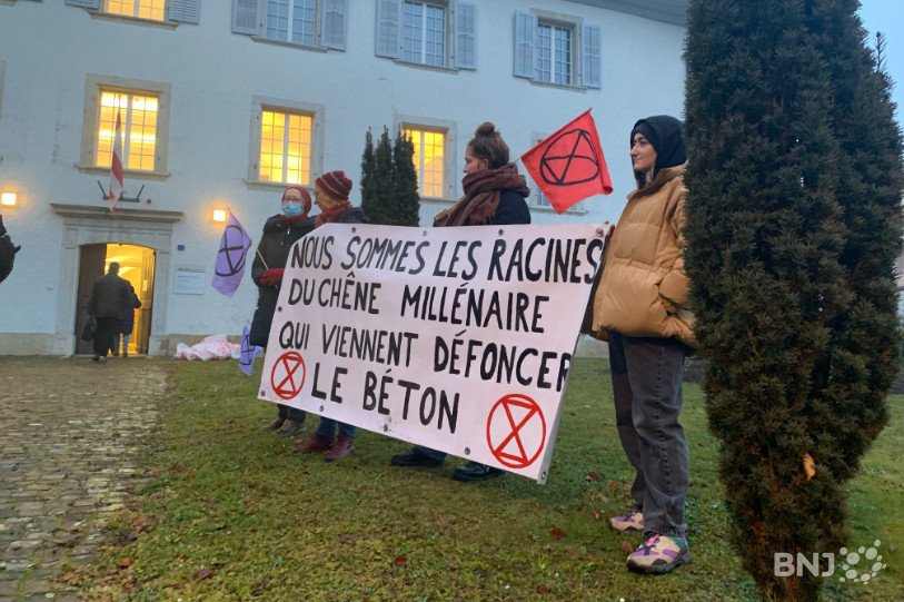 Extinction Rébellion Groupe Jura a accueilli les députés mercredi matin au Parlement jurassien.