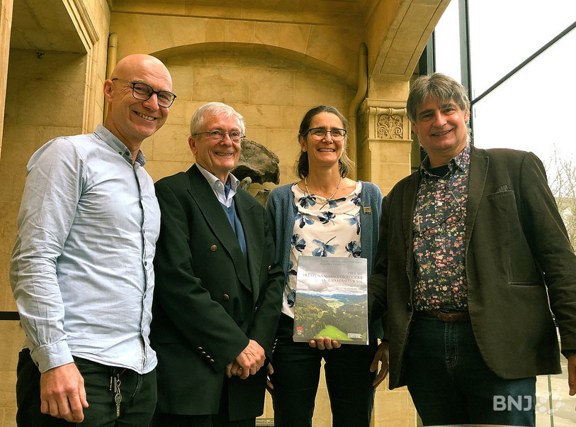 Quatre des auteurs posent avec le livre, de gauche à droite : Pierre-Yves Jeannin, Jean-Pierre Tripet, Anna Sommaruga et Thierry Malvesy.