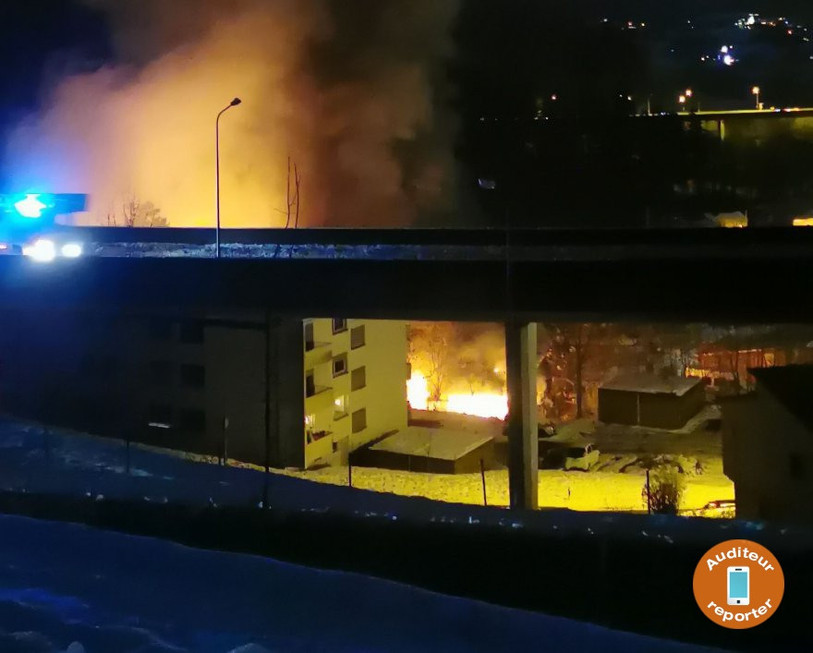 Les flammes ont engendré des nuages de fumée sur le tronçon de l'A16 situé juste au-dessus du sinistre.