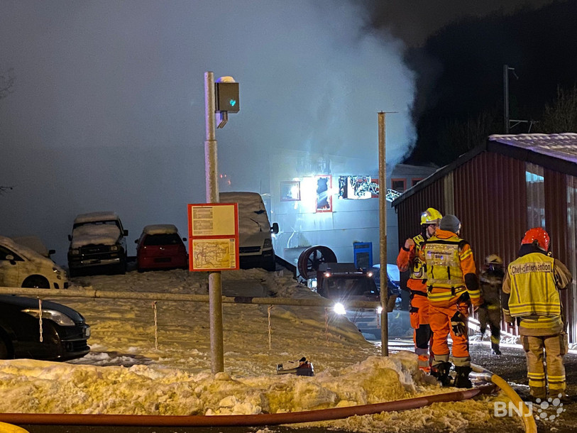La bâtisse concernée se trouve derrière le garage, le long de la route principale