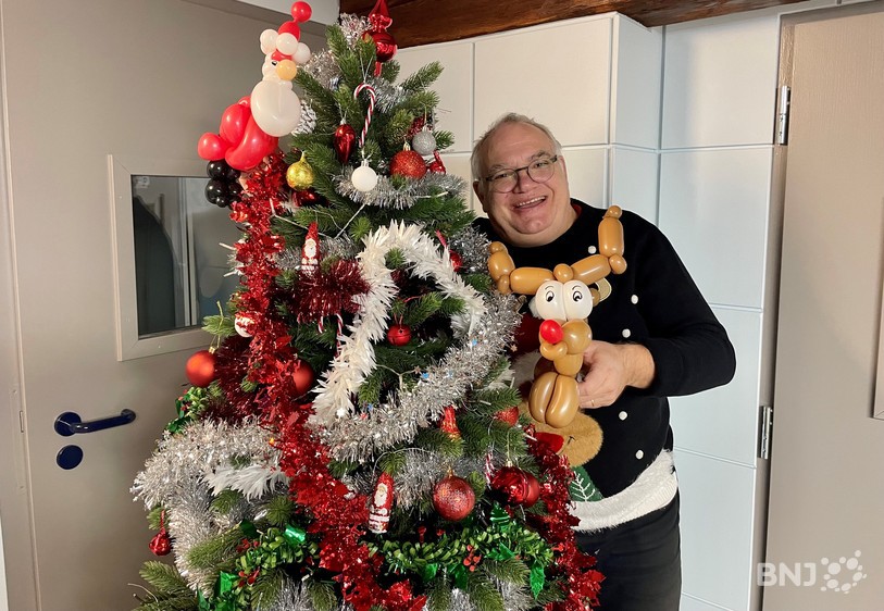 Jean-Michel et ses sculptures en ballons de Noël