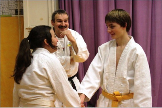 Le président Denis Imhof (au centre) nous a acueilli avec Jean-François Gasser, responsable technique, au dojo (photo: budocouretetelle.ch)