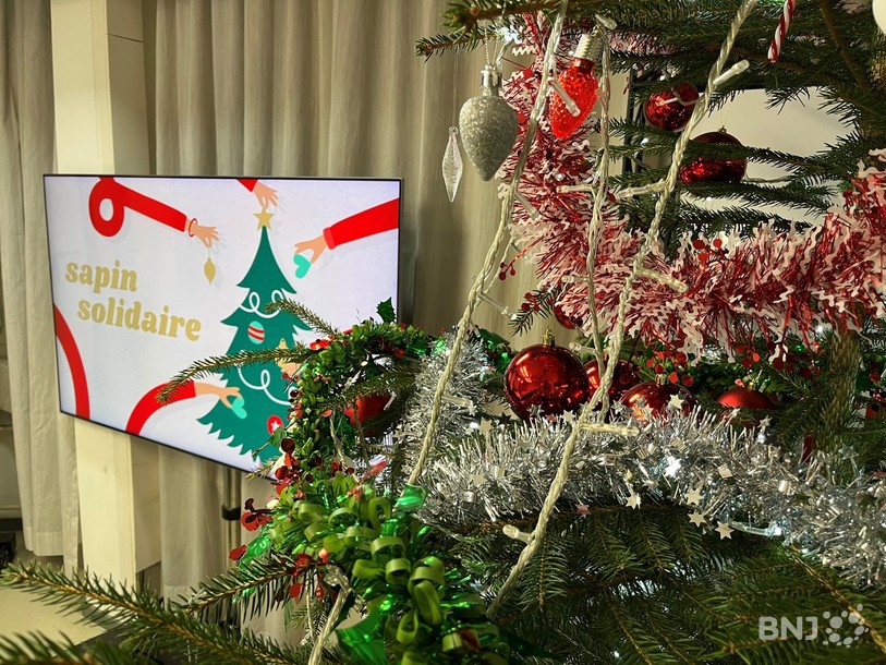 Le sapin a été merveilleusement bien décoré grâce aux donations généreuses.