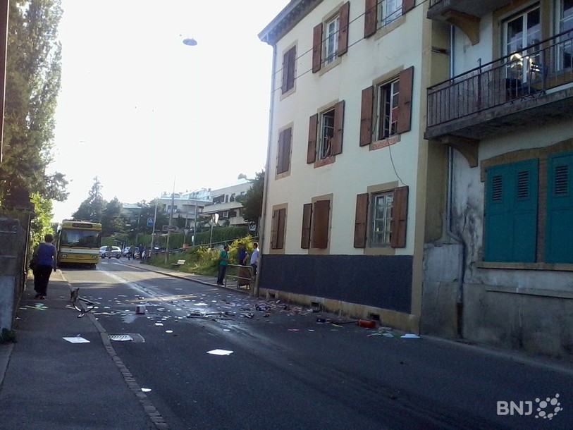Lundi après-midi, le collectif Ortica a bloqué la rue de l'Evole en lançant des objets sur la chaussée