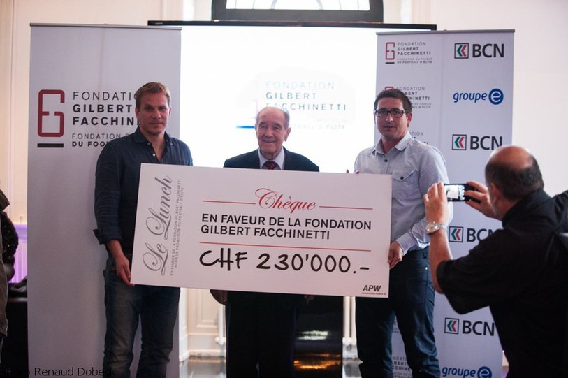 Laurent Claude, lors de la remise du chèque à Gilbert Facchinetti et Alexandre Rey.