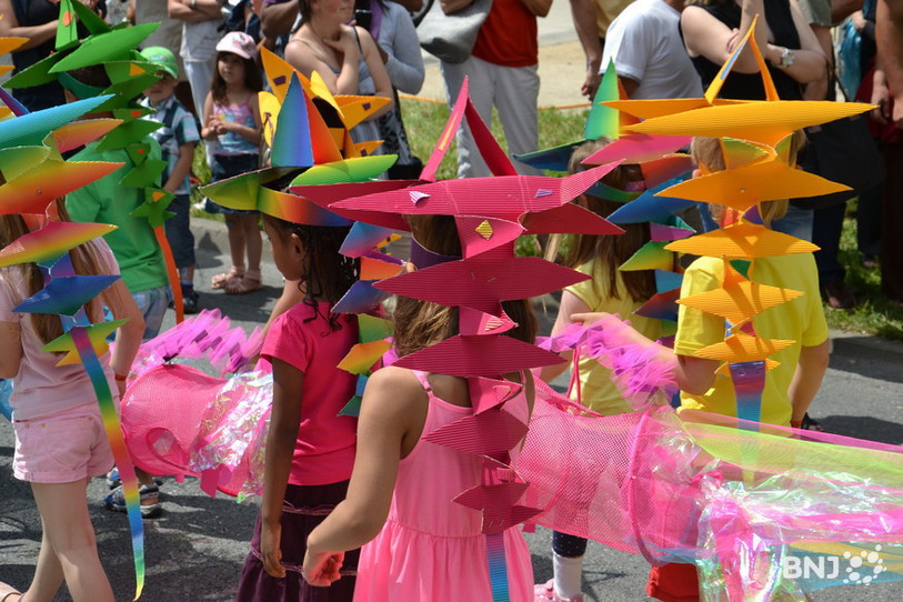 Beaucoup de couleurs dans le cortège.
