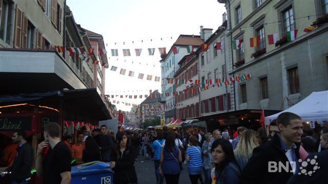 Beuaocup de monde dans les rues du Locle, bien avant le début des concerts.