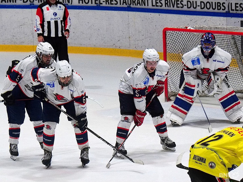 Fin de match pénible pour les joueurs du HC Uni Neuchâtel. (photo archives)