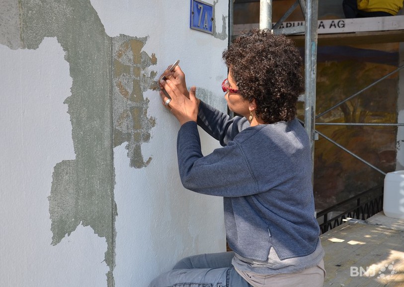 La restauratrice d’art Amalita Bruthus à l’œuvre sur le chantier de la chapelle du Calvaire. 