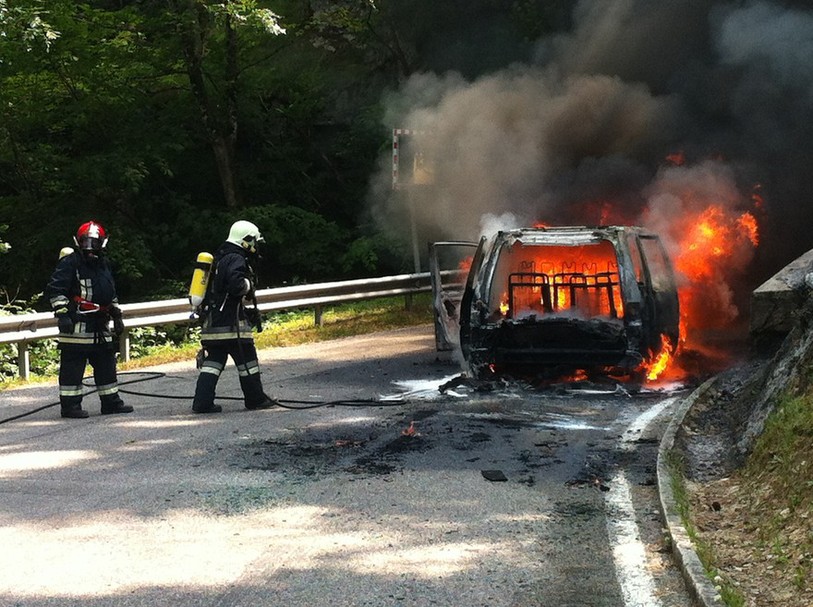 Voiture en feu au tunnel de la Roche