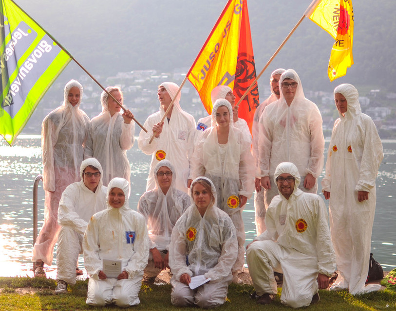 Les Jeunes Socialistes et les Jeunes Verts biennois ont mené une action sur les rives du lac de Bienne.