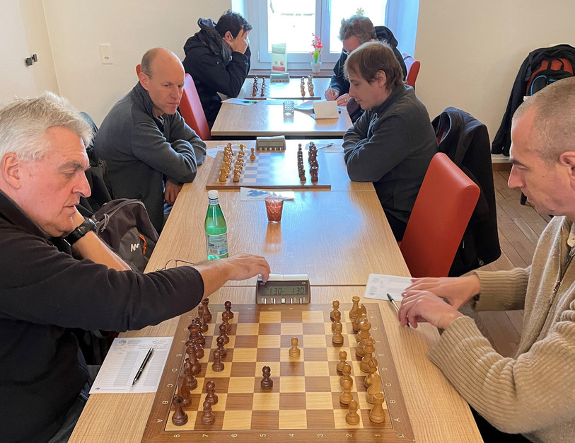 Les joueurs de l'Echiquier bruntrutain, sur la droite Franck Hassler au premier plan, puis Michaël Desboeufs et Ludovic Staub (manque Ivan Retti, Alexandre Desboeufs, Youri Cortat) ne sont pas parvenus à grimper à remporter le match. Photo: Marco Retti.