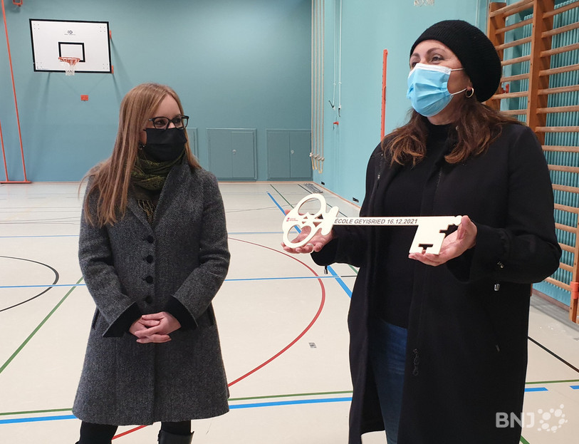 Lena Frank (à gauche) a remis symboliquement la clé de l’école du Geyisried à Glenda Gonzalez Bassi (à droite).