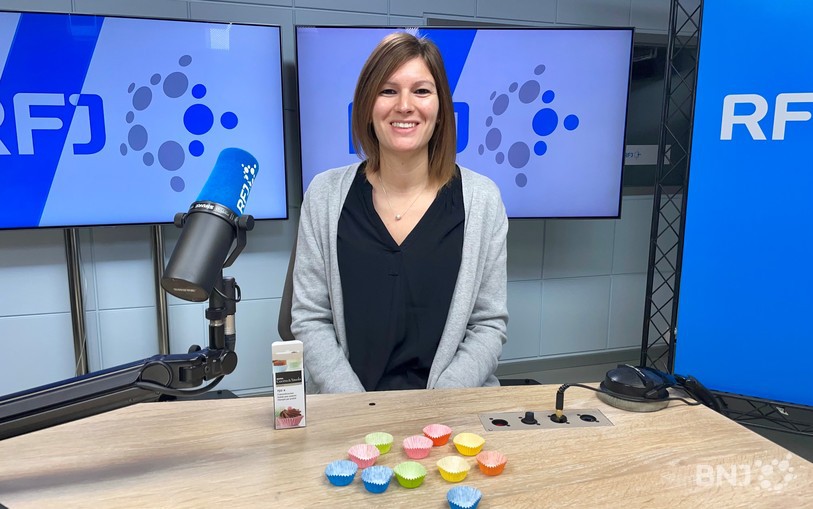 Emilie et ses godets à chocolats