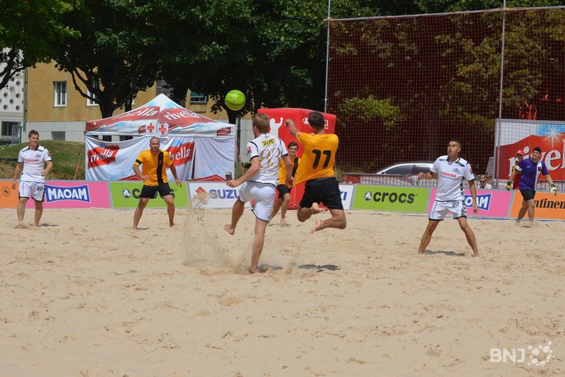 Le style de jeu du beach soccer est très aérien.