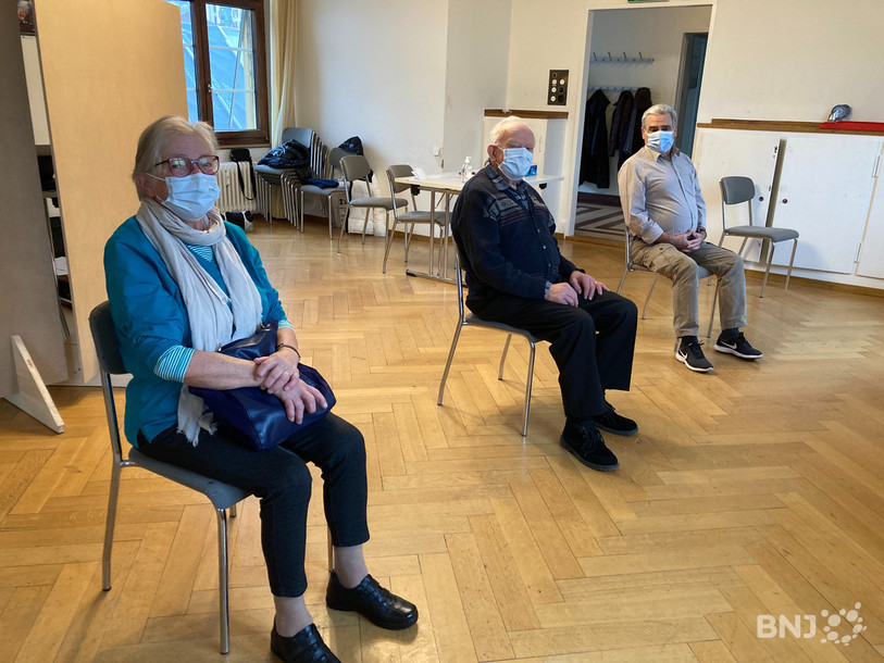 Heidi et Roger (au premier plan) étaient inscrits pour recevoir leur 3e dose lundi matin au centre de vaccination de la gare de Neuchâtel. 