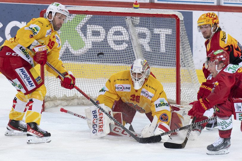 Seelandais du HC Bienne et Emmentalois de Langnau se retrouveront sous un même maillot bernois à la Coupe Spengler. (Photo : KEYSTONE/Marcel Bieri)