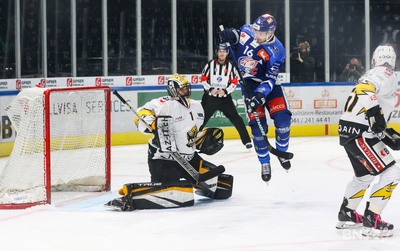 Le gardien ajoulot Tim Wolf voit le puck terminer au fond de ses filets, alors que le Zurichois Marcus Krüeger fait écran (photo: Mauricette Schnider).