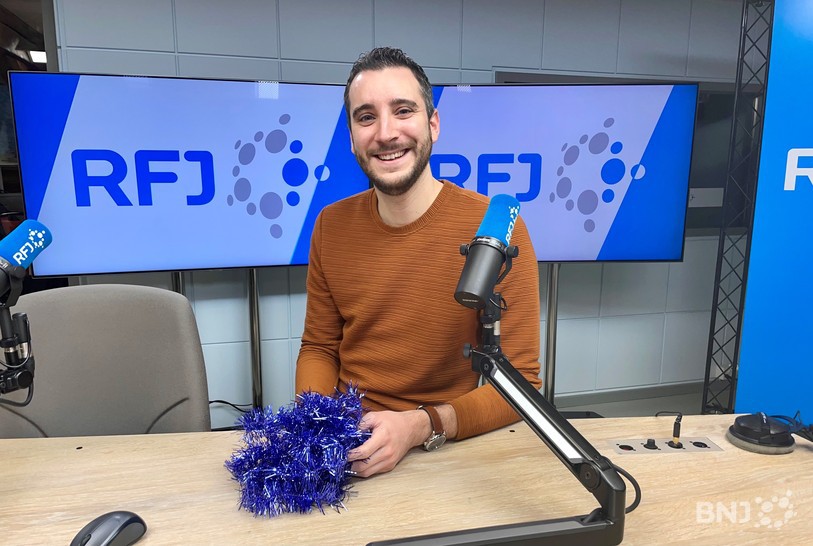 Alexandre et sa guirlande bleue