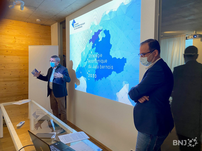 Richard Vaucher et Patrick Linder, respectivement président et directeur de la Chambre d'économie publique du Jura bernois, ont fait le bilan de la Stratégie 2030 mardi à Prêles . 