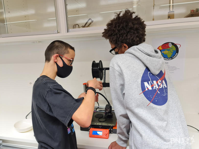 Certaines pièces du module sont imprimées par les étudiants sur une imprimante 3D.